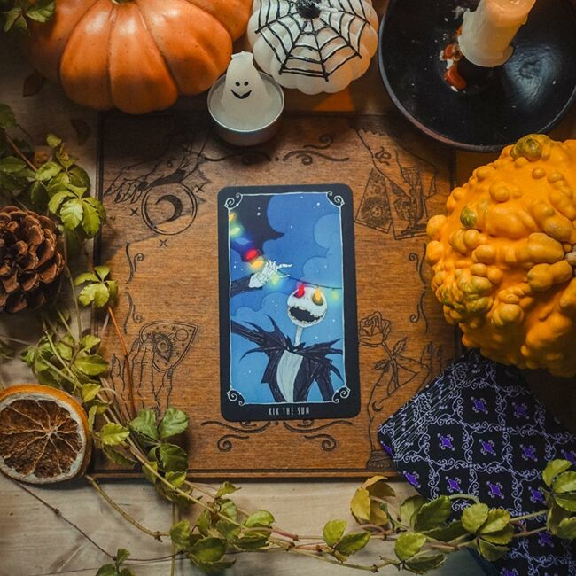 Samhain est le sabbat du 31 octobre. C’est le nouvel an des sorcières. L'heure est à l’introspection, on plonge dans ses secrets les plus sombres et on fait le bilan pour pouvoir avancer sereinement.